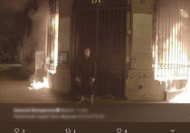 В твиттере опубликована фотография художника Петра Павленского на фоне горящих дверей Банка Франции