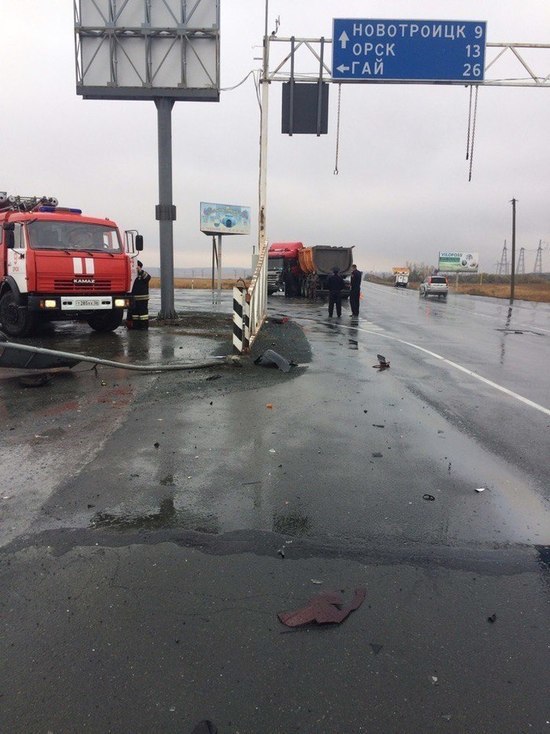 В Оренбуржье на трассе легковушка столкнулась с большегрузом, два человека погибло