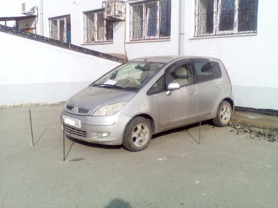 Строители наказали водителя за "плохую" парковку в Новоалтайске