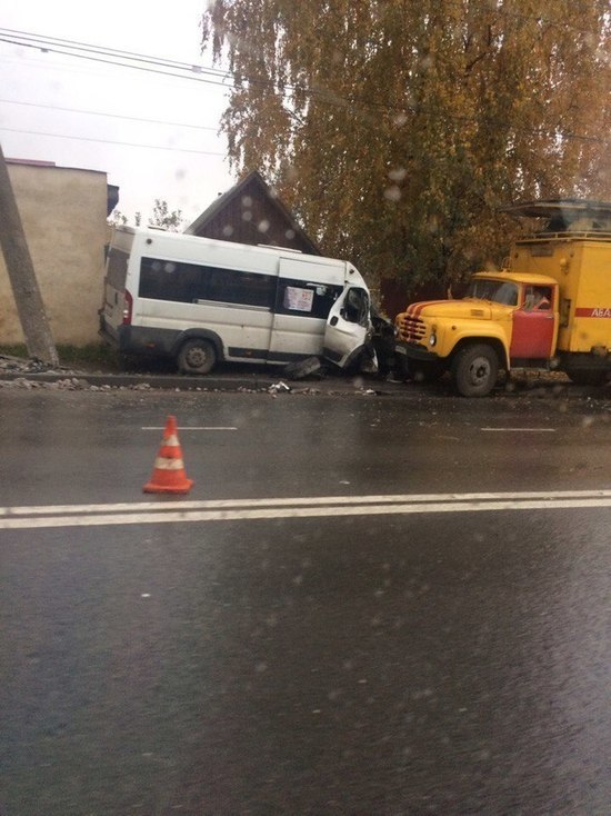 В Иванове маршрутка врезалась в  столб электроосвещения