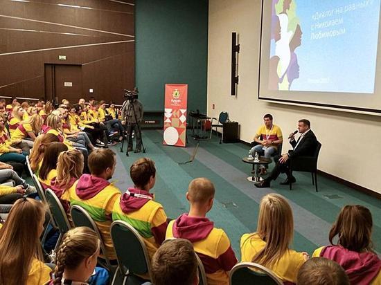Участники Всемирного фестиваля молодежи и студентов пообщались на равных с Николаем Любимовым