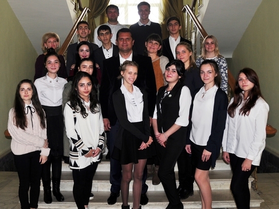 Гостями городского парламента стали ученики выпускного класса 32-й школы краевого центра