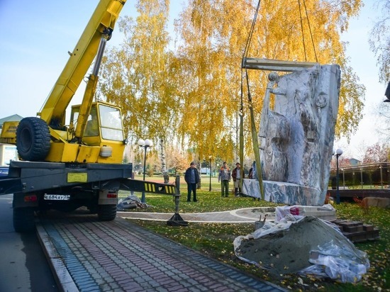 В Белокурихе установили каменную скульптуру «Der Kontrabass»