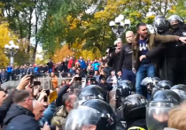 У стен Верховной рады в Киеве продолжается бессрочная акция протеста, участников которой подозревают в организации очередного Майдана