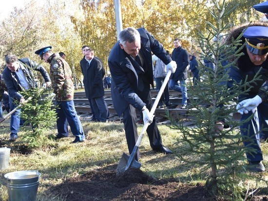 Врио губернатора НСО Андрей Травников посадил в Новосибирске дерево