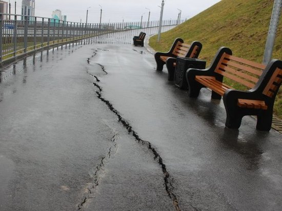 25-метровая трещина возникла на террасе Нагорного парка Барнаула