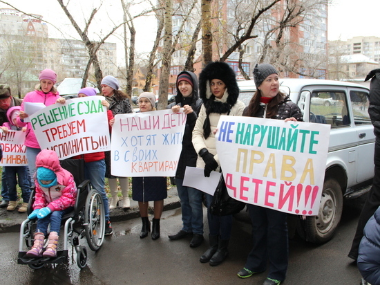 Семьи детей-инвалидов, нуждающиеся в жилье, вышли на пикет в Барнауле