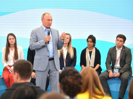 На Фестивале молодежи и студентов в Сочи президент заговорил по-английски