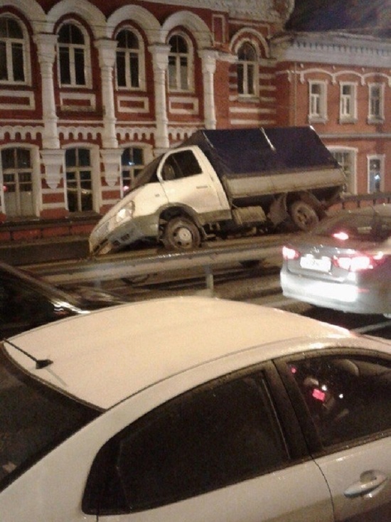 В интернете появилось видео ДТП на Московском проспекте. где «Газель» повисла на ограждении