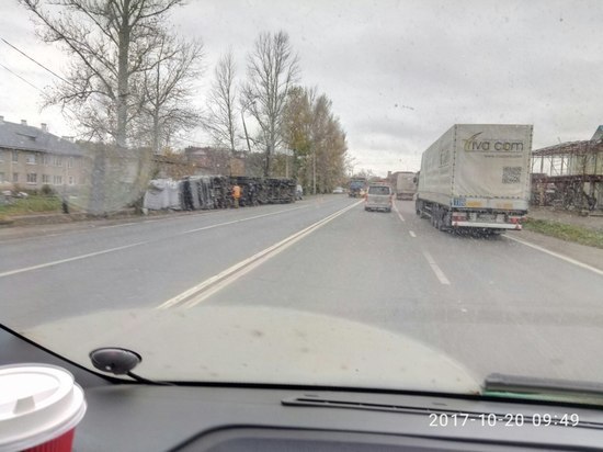 На трассе М-8 в Ярославской области перевернулась грузовая фура «Вольво»