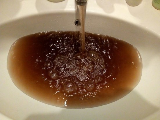Оплатили питьевую: жители целого района Тулы жалуются на коричневую жидкость из крана