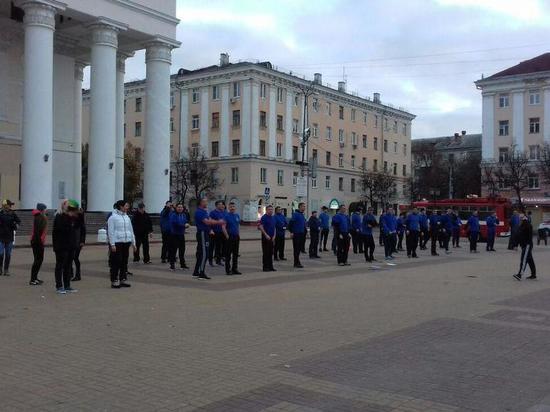 Упражнения с холодком: сотрудники МЧС вышли на массовую зарядку в Калуге 