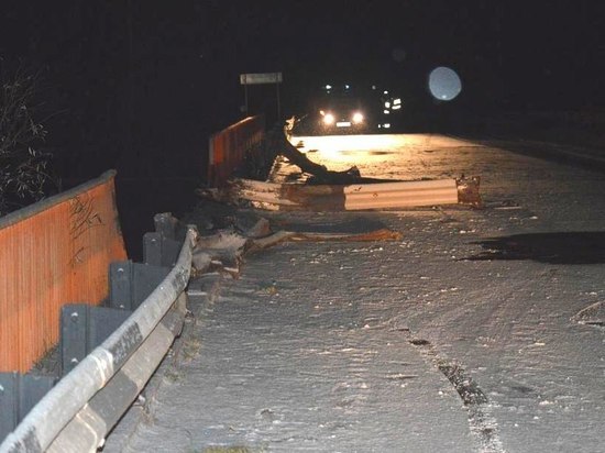 В Сосновском районе грузовик упал с моста: водитель погиб