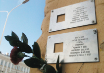 Каждое второе воскресенье на одном из жилых домов в Москве появляется табличка — небольшая, размером с ладонь