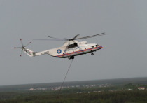 Спасатели МЧС спустили в море глубоководный телеуправляемый аппарат "Фалькон", чтобы исследовать место крушения российского вертолета Ми-8 возле норвежского архипелага Шпицберген