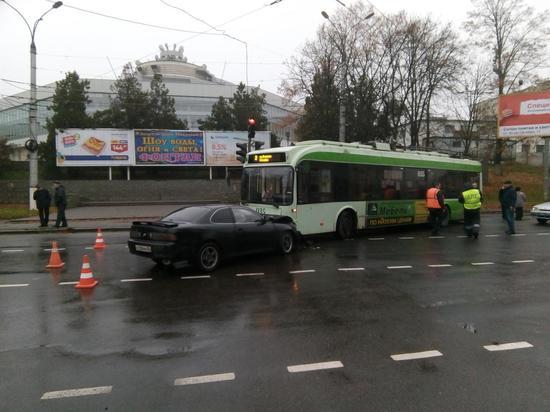 В центре Курска троллейбус столкнулся с легковушкой
