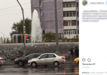 Пятиметровый фонтан внезапно забил прямо у Стены Скорби, которую вчера с помпой открыли в ЦАО в присутствии президента РФ Владимира Путина