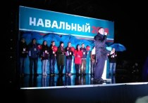 В Курске 28 октября на стадионе «Меркурий» под проливным дождем прошел согласованный с администрацией столицы региона митинг теоретического кандидата в президенты Алексея Навального