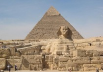 Сценарист Гэри Паркер из Соединенных штатов америки, изучая спутниковые снимки египетских пирамид, обнаружил неподалеку от Пирамиды Хеопса письмена огромных размеров, которые, по его мнению, были оставлены пришельцами