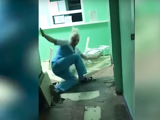 Работницу травмпункта засняли на видео, когда она шаталась по коридору и падала на глазах у пациентов
