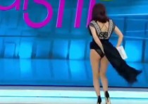 В Сети набирает популярность видеоролик, в котором ведущая популярного в Румынии телепроекта "Браво, у вас есть стиль!" Иллинка Виндичи раздевается в прямом эфире, думая, что в её трусиках находится паук