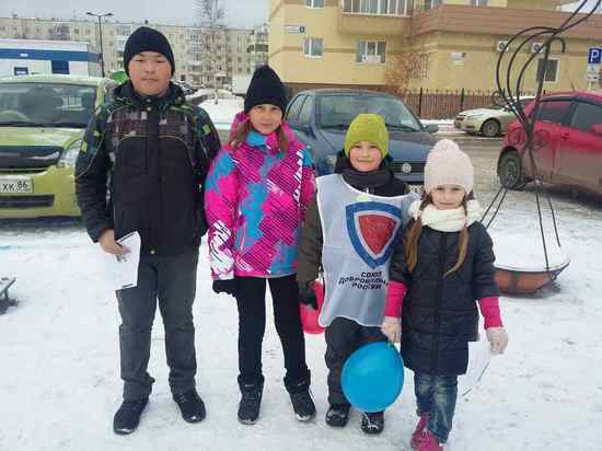 Добровольцы рассказывают няганцам о Дне народного единства и его значении для России