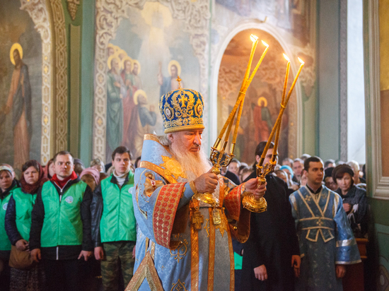 Православные прошли крестным ходом от кремля до Крестопоздвиженского собора с чтимым списком Казанской иконы Божьей Матери