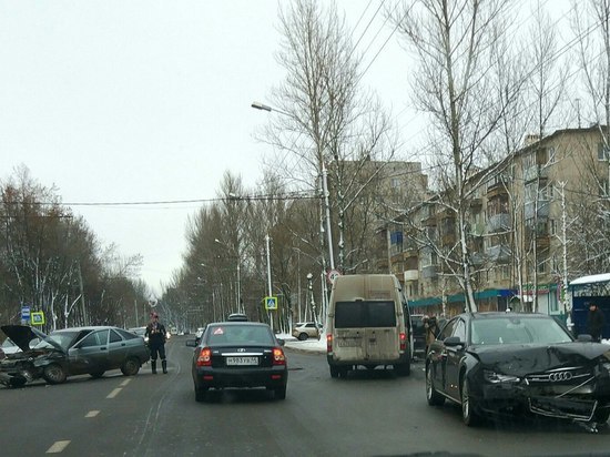 В Ярославле столкнулись «Ауди» и «ВАЗ», есть пострадавшие