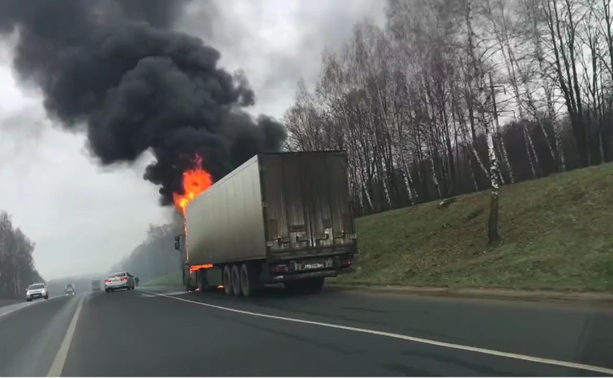 Фуры видео. Пожар фуры на трассе м2. Сгорела фура под Тулой. Пожар на трасс Тульской. Пожар фуры на м2 Щекино.