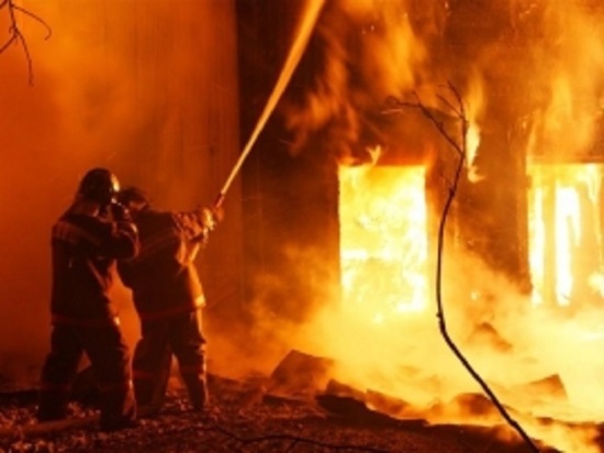 Пожарные 4,5 часа тушили загородный дом в Некоузском районе