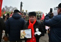 Сегодня у подножия памятника революционеру Муллануру Вахитову, установленному в центре Казани, коммунисты Татарстана провели митинг, посвященный 100-летию Великой Октябрьской социалистической революции