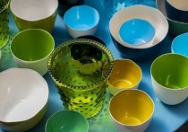 Группа исследователей, представляющих британский Университет Плимута, пришла к выводу, что краски, с помощью которых производители стеклянной посуды наносят на нее рисунки, зачастую содержат большое количество тяжелых металлов — в том числе, свинца и кадмия