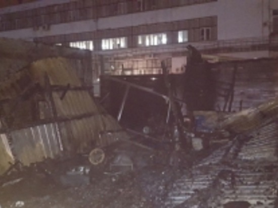В центре Ярославля сгорели строительные бытовки
