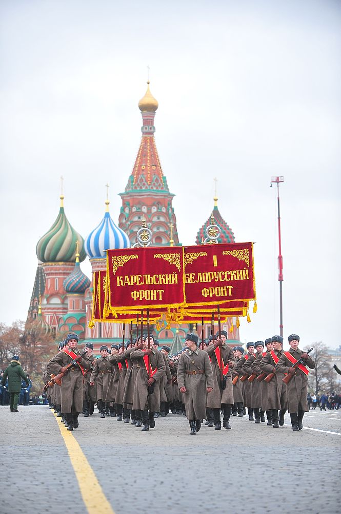 Реновация по-военному: в Москве прошел марш в честь парада-1941