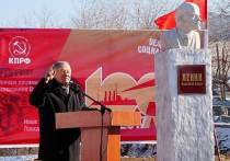 В дни празднования 100-летней годовщины Великой Октябрьской революции в селе Тарбагатай впервые за всю его историю был открыт памятник Ленину