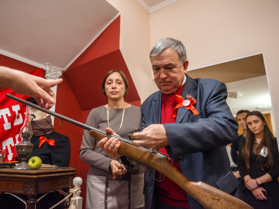 В день юбилея революции лидер татарстанских коммунистов Хафиз Миргалимов взял в руки оружие