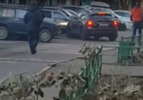 Дорогую иномарку бывшего гражданского супруга, а также еще три соседские машины разбила 37-летняя беременная москвичка днем 8 ноября на улице Барвихинской