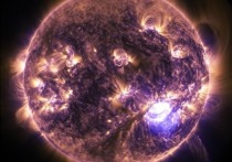 Американское аэрокосмическое агентство NASA опубликовало снимок, на котором рядом с яркой воронкой из солнечной плазмы можно увидеть крупную тёмную область