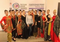 Директор департамента культуры Нижнего Новгорода Наталья Суханова покрасила прядь волос в фиолетовый цвет, потому что проиграла в споре ребятам из своей команды