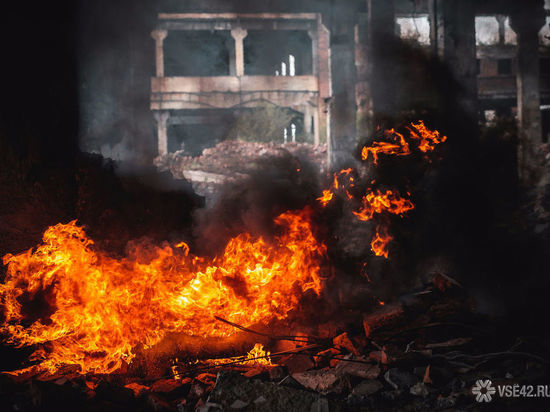 Частный дом горел днем в Кузбассе 