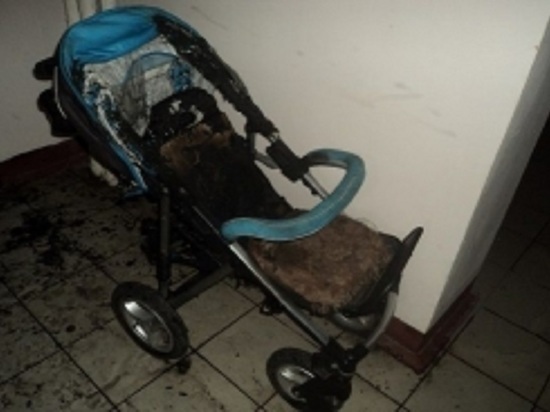 Добрые соседи: в одном из ивановских подъездов подожгли детскую коляску