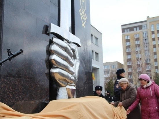 Мемориал установили перед городским отделом МВД 