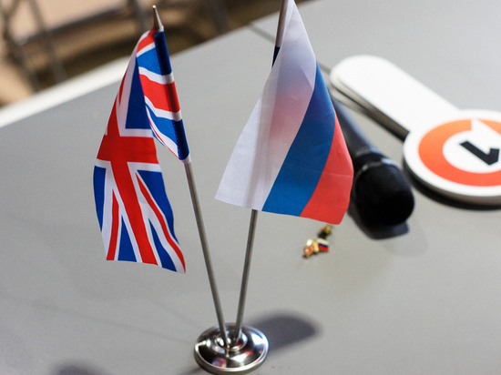При этом британский премьер оговорилась, что Россия должна себя вести "правильно"
