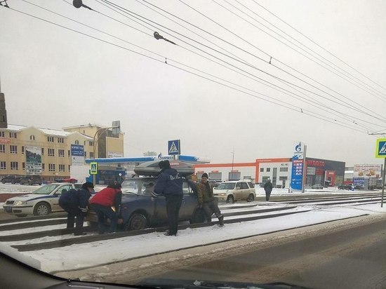 «Жигули» выехали на рельсы, перекрыв движение трамваев в Барнауле