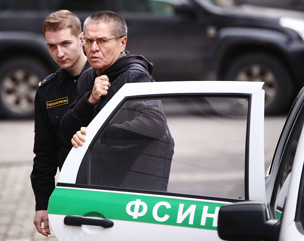 Улюкаев теряет вес: экс-министр явился в суд, Сечин проигнорировал повестку