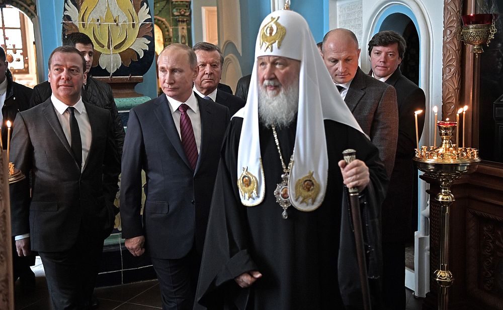 Путин и Медведев посетили Ново-Иерусалимский монастырь: приложились к святыням