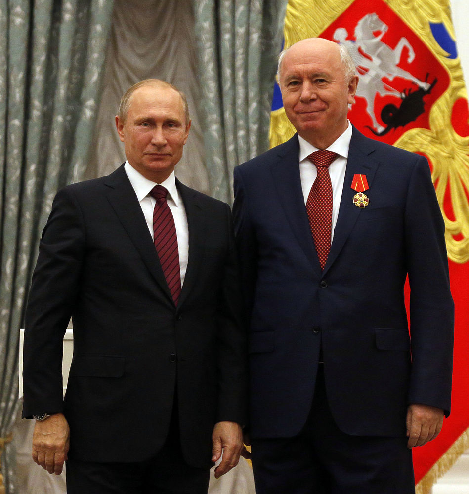 Путин в Кремле вручил государственные награды