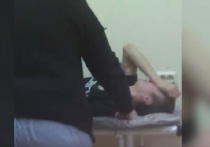 Скандал вокруг действий врачей разразился в пермских Березниках: в социальных сетях появилось видео, на котором они бьют пациента, обратившегося к ним за помощью в связи с травмой ноги