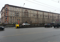Лист металла слетел с крыши дома и упал на прохожую на юго-западе Москвы