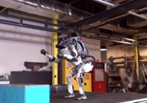 Компания  Boston Dynamics представила видеозаписи недавних испытаний робота Atlas, модифицированная версия которого оказалась способна преодолевать различные препятствия и делать сальто назад